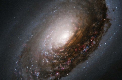 Астрономы увидели вспышки из черной дыры